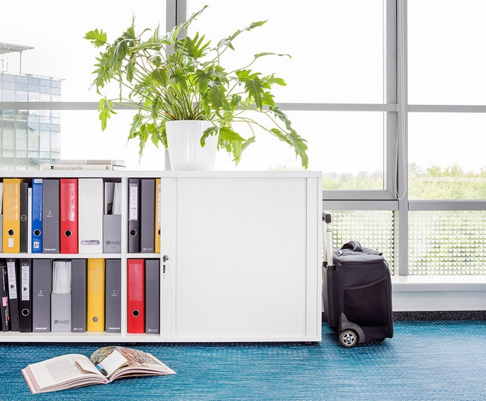 Caisson de bureau mobile placé sous un plan de travail